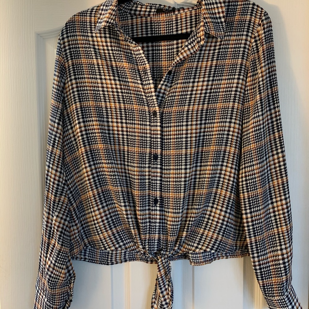 Tie bottom houndstooth blouse